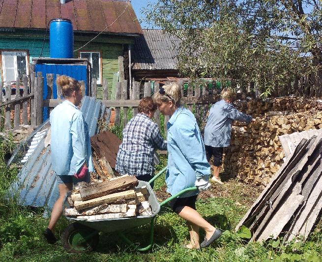 Помощь в уборке дров у получателей социальных услуг