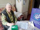Вручение получателям социальных услуг на дому мобильных телефонов, переданных Всероссийским общественным движением Волонтеры Победы