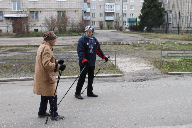 Занятия по скандинавской ходьбе среди получателей социальных услуг