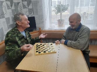 Индивидуальные игры в шашки для получателей социальных услуг
