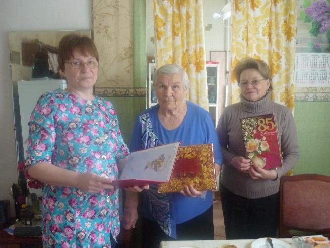Поздравление с 85 - летним юбилеем получательницу социальных услуг.