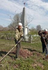 Экологический субботник по уборке территории около памятников