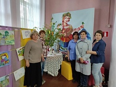 От песен чужих мы устали немножко,  а сердце так просит напевов своих... 