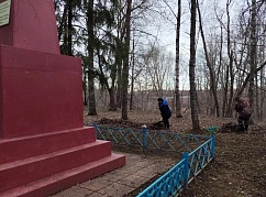 По всей России обелиски, как души, рвутся из земли…